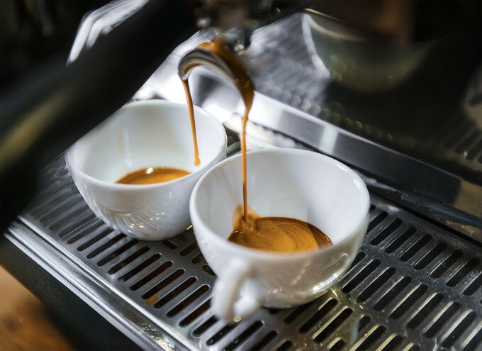 zwei cappucchini aus der Kaffeemaschine