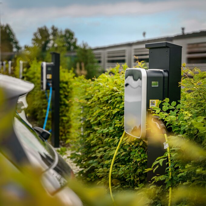 e-ladesaeule am parkplatz