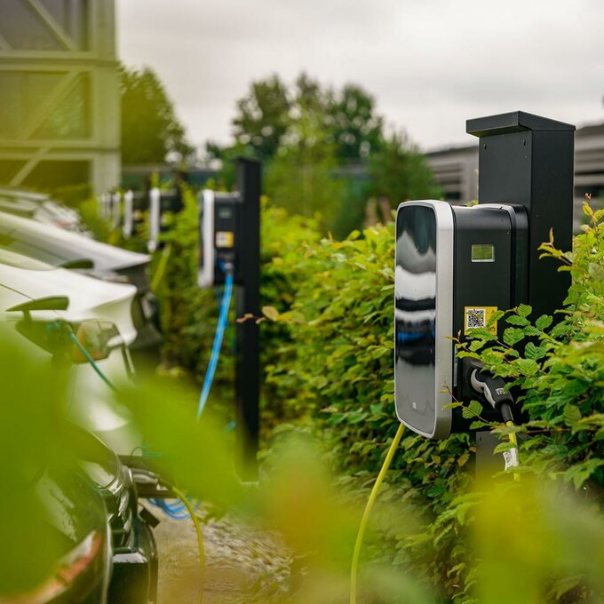 igz benefits e-ladesaeule am parkplatz