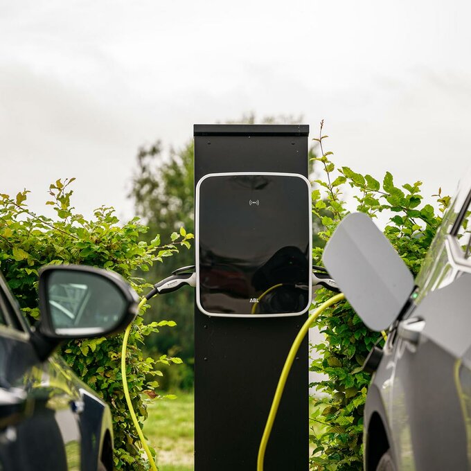 igz benefits e-ladesaeulen auf dem parkplatz
