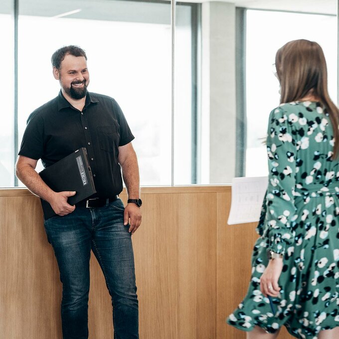 igz mitarbeiter übergibt technik