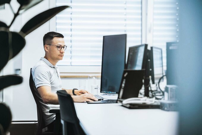 IGZ Mitarbeiter arbeitet am Computer in seinem Büro in Erbendorf