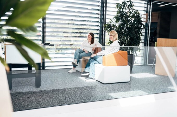 2 Mitarbeiterinnen sitzen auf Sesseln im Firmengebäude in Erbendorf