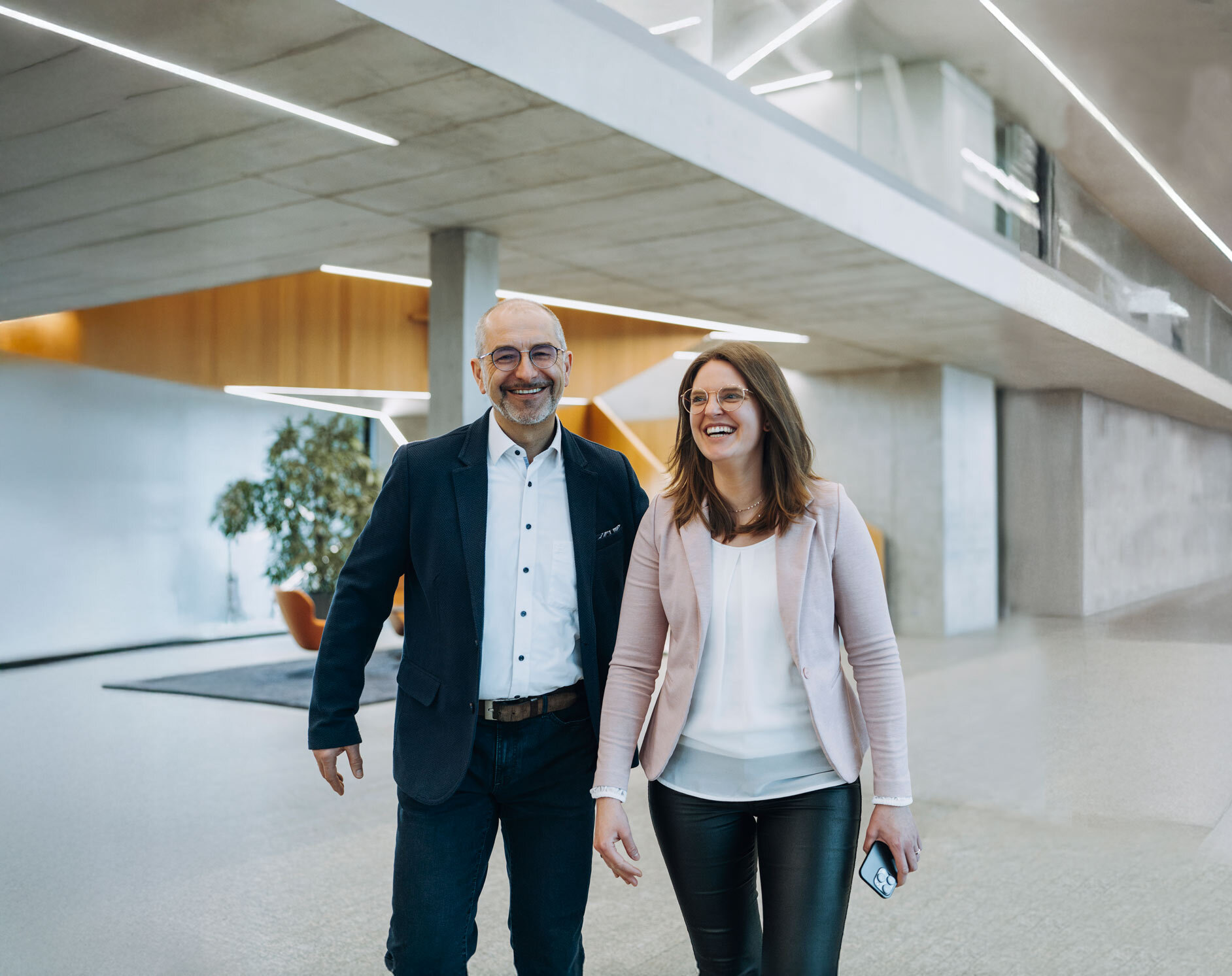 zwei igz mitarbeitende im gebaeude