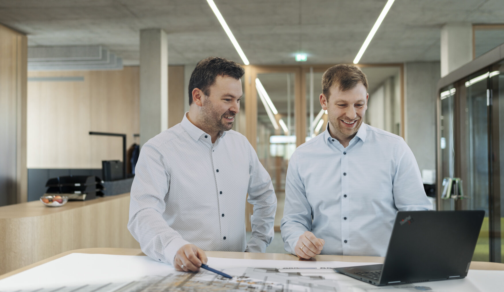 zwei igz mitarbeitende im bereich logistikplanung
