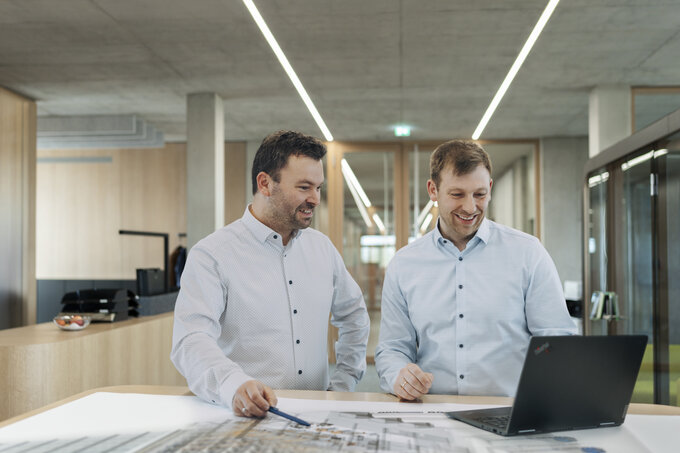 zwei igz mitarbeitende im bereich logistikplanung