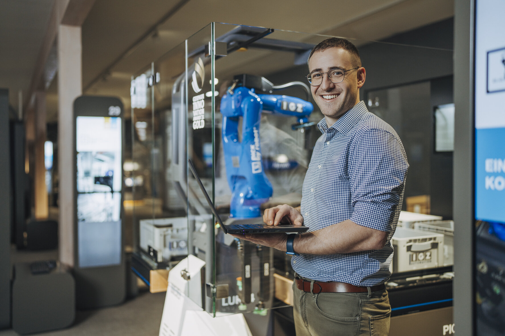 berufsfeld tech und development igz mitarbeiter vor igz roboter