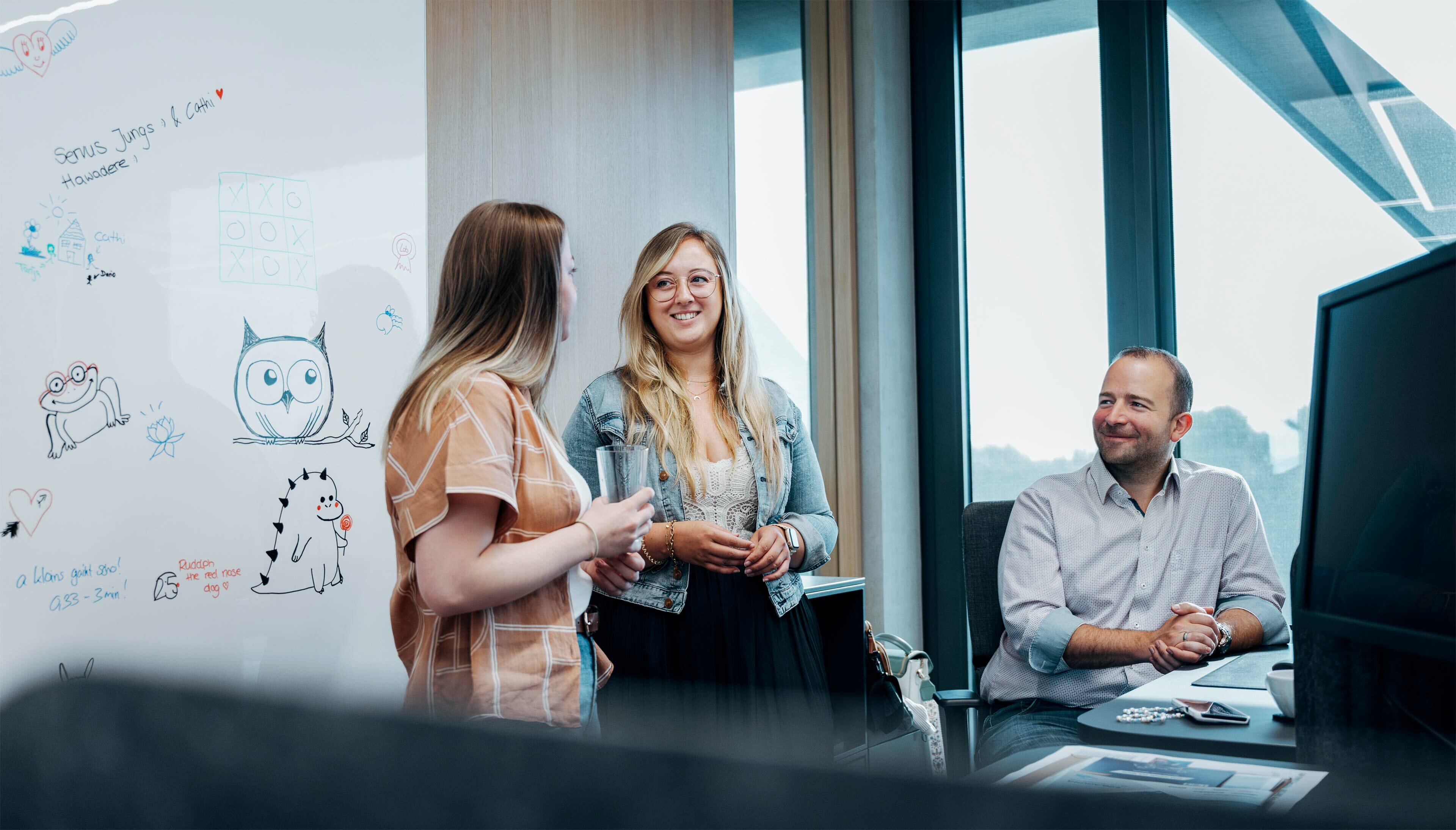 mitarbeitende unterhalten sich im büro 