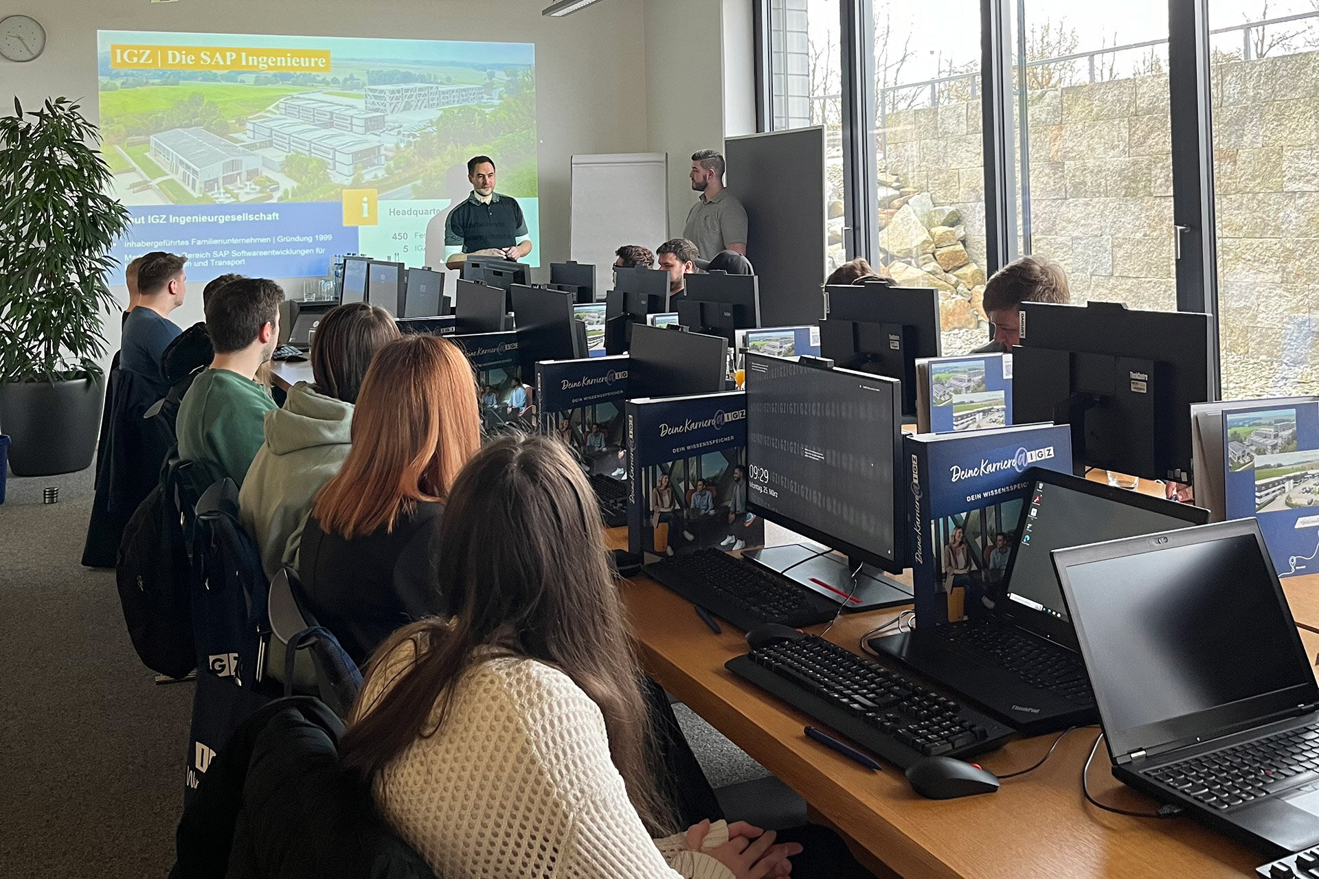 Schüler*innen sitzen vor PCs | FirstSteps@IGZ: Ausbildung in der IT | IGZ