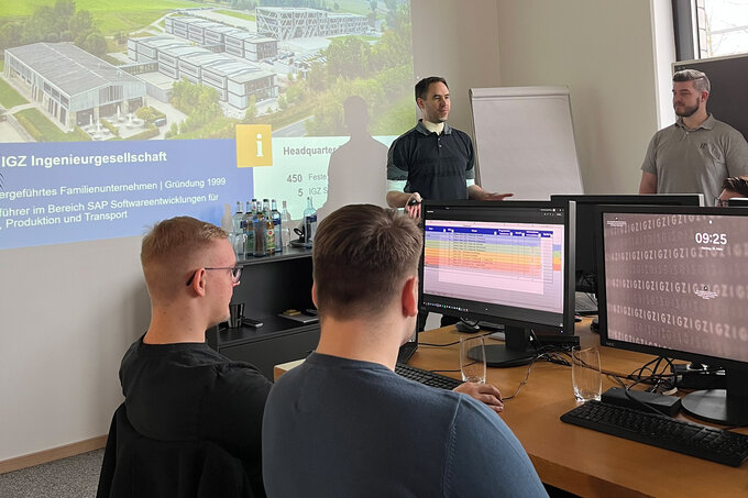 Schüler*innen lauschen einem Vortrag vor PCs | FirstSteps@IGZ: Ausbildung in der IT | IGZ