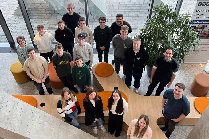 Schüler*innen lachend von oben fotografiert | FirstSteps@IGZ: Ausbildung in der IT | IGZ