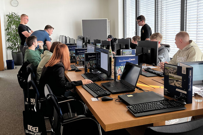 Schüler*innen arbeiten in Gruppen an PCs | FirstSteps@IGZ: Ausbildung in der IT | IGZ