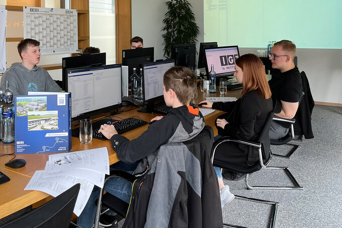 Schüler*innen sitzen vor PCs und arbeiten | FirstSteps@IGZ: Ausbildung in der IT | IGZ