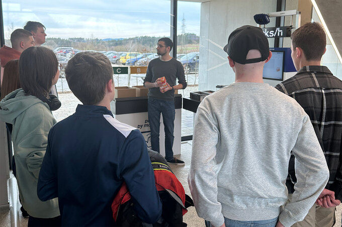 Schüler*innen lauschen einem Vortrag | FirstSteps@IGZ: Ausbildung in der IT | IGZ