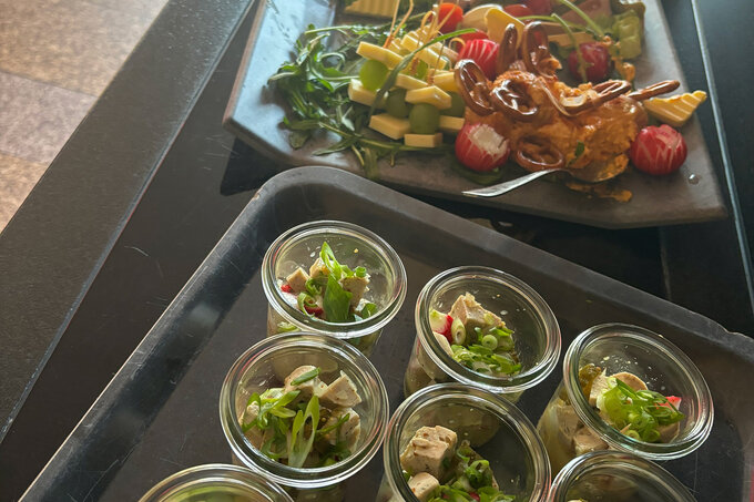 Leckeres Kantinenessen auf Tablett | FirstSteps@IGZ: Ausbildung in der IT | IGZ