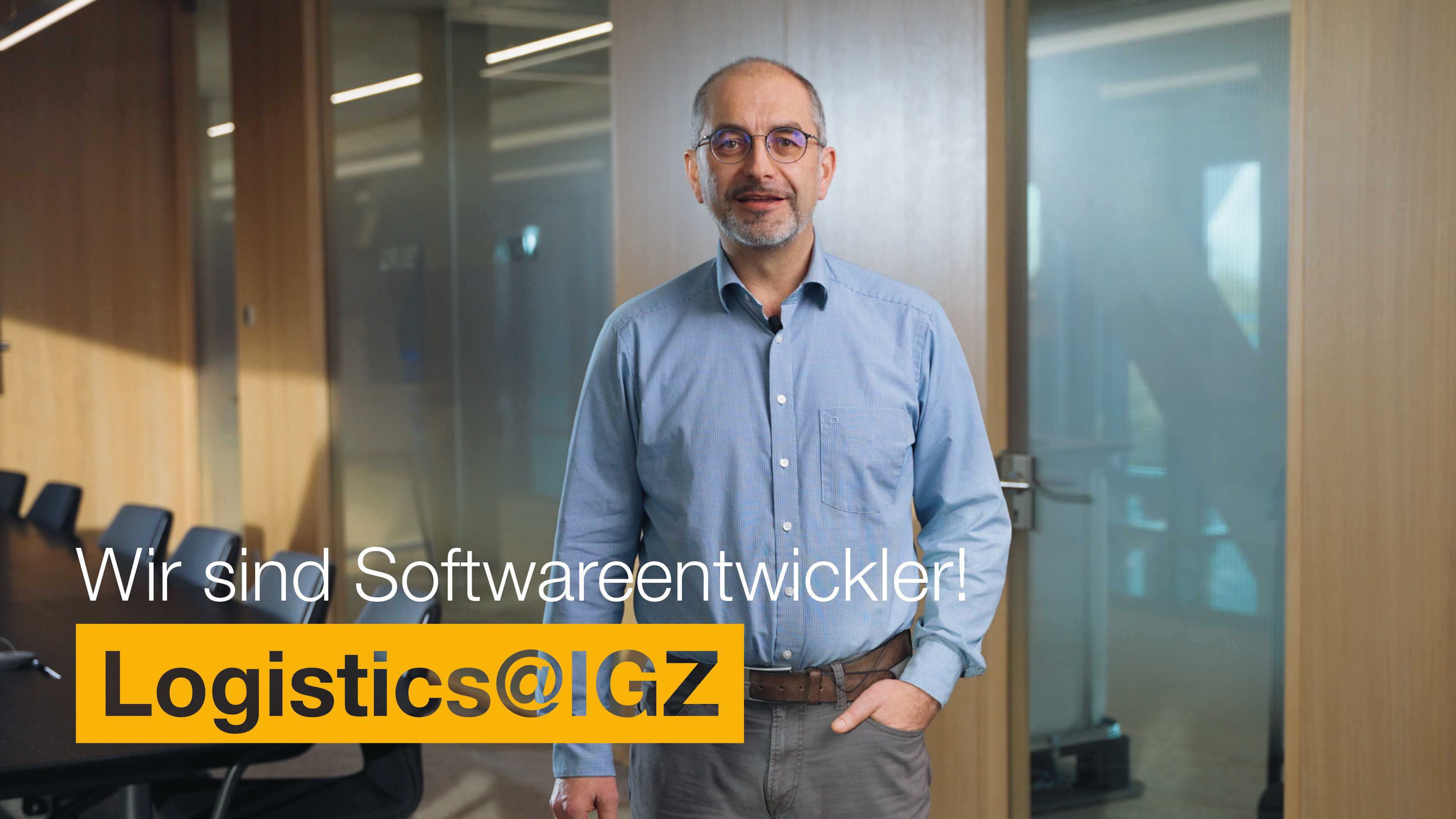 Mann mit Hemd und Hand in der Hosentasche | Wir sind Softwareentickler | Logistics@IGZ: | IGZ